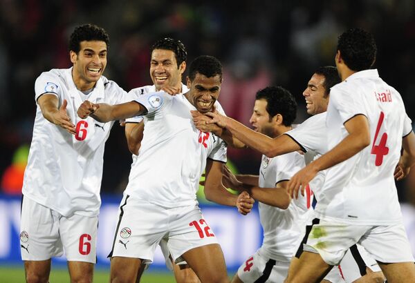 Футболисты сборной Египта поздравляют Мохаммеда Хомоса (в центре) с голом в ворота Италии в матче Кубка Конфедераций