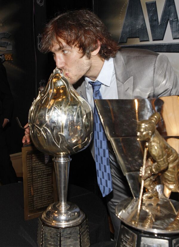 Александр Овечкин целует приз Hart Memorial Trophy, присуждаемый самому ценному игроку НХЛ