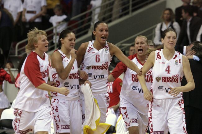 Российские баскетболистки празднуют победу над Латвией в четвертьфинале ЧЕ-2009