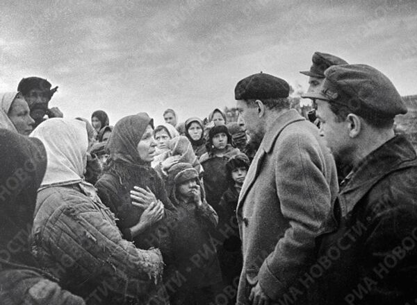 Илья Эренбург беседует с жителями освобожденного села