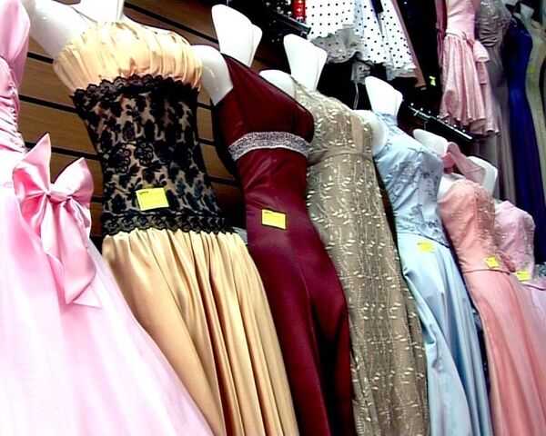 Рыночный ширпотреб вместо лоска бутиков: как выпускницы выбирают платья