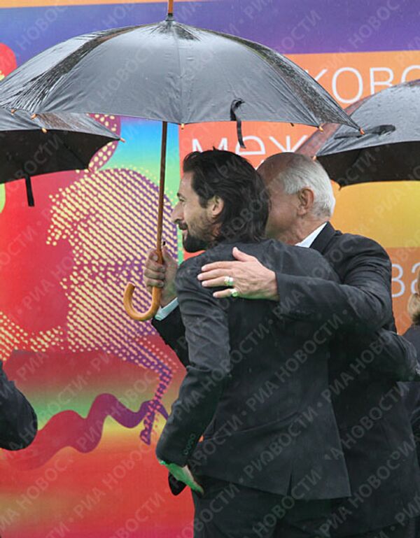 Президент ММКФ Никита Михалков и актер Эдриан Броуди на церемонии открытия кинофестиваля