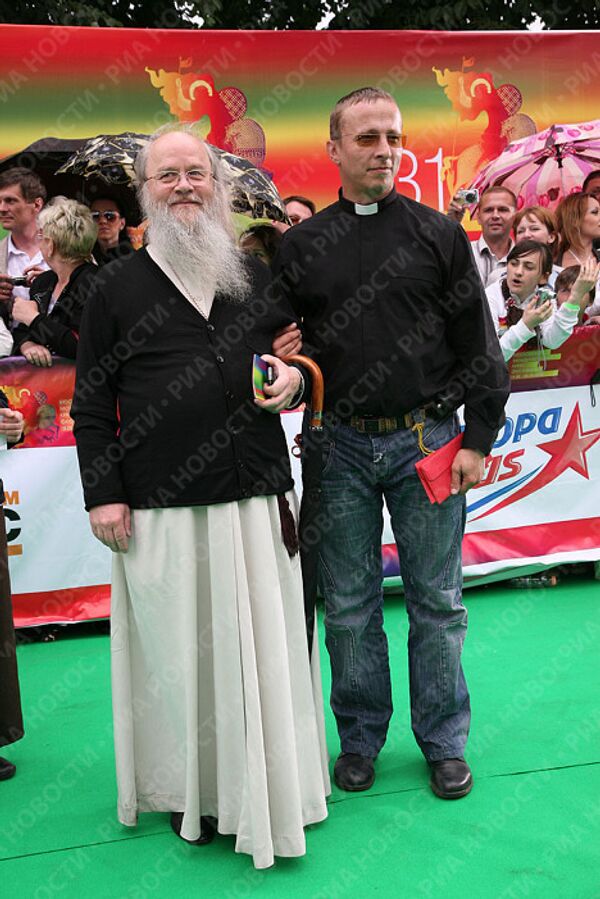 Иван Охлобыстин со свои духовным отцом на церемонии открытия 31-ого ММКФ