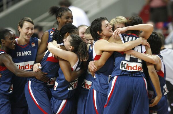 Баскетболистки сборной Франции празднуют победу над Белоруссией в полуфинале ЧЕ-2009