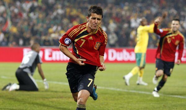 Форвард сборной Испании Давид Вилья празднует гол в ворота ЮАР в матче Кубка Конфедерации