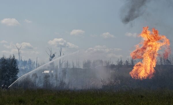 Пожар на газовой скважине в Волгоградской области тушат вторые сутки