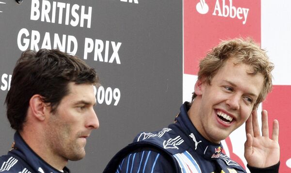 Марк Уэббер (слева) и Себастьян Феттель после финиша Гран-при Великобритании