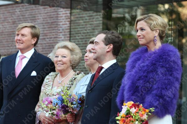 Д.Медведев и С.Медведева на официальной церемонии встречи у выставочного центра Эрмитаж на Амстеле
