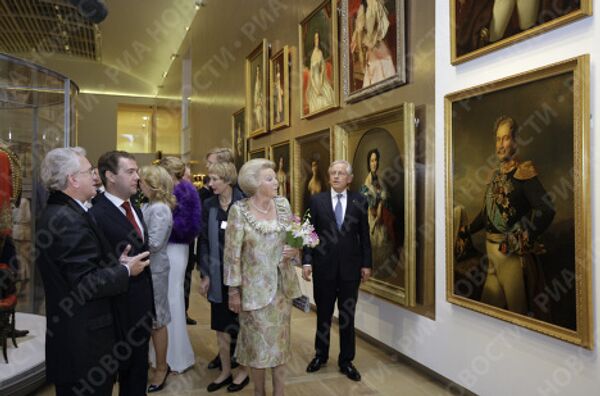 Д.Медведев с супругой и королевой Нидерландов посетили Эрмитаж на Амстеле