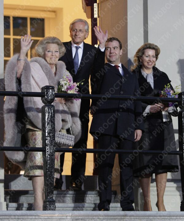 Президент РФ Д.Медведев с С.Медведевой и королевой Нидерландов Беатрикс