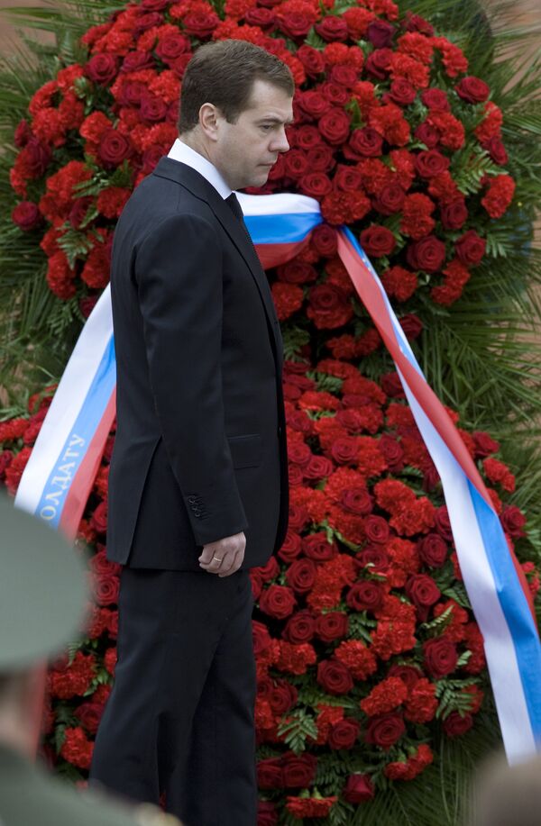 Президент РФ Д.Медведев возложил цветы к Вечному огню в Москве