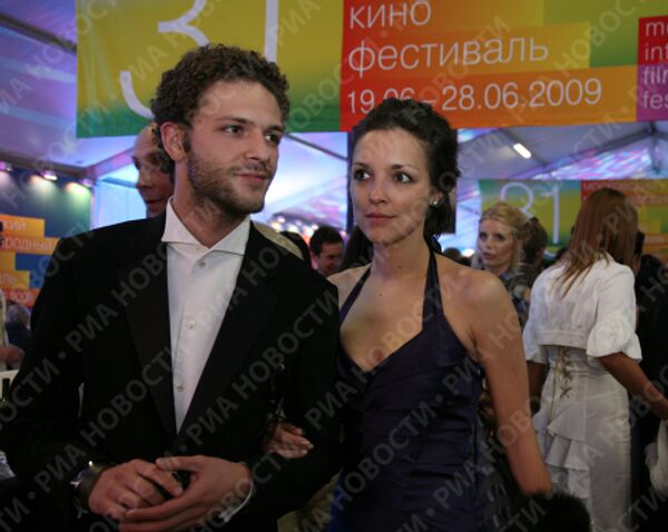 Константин Крюков с супругой на вечеринке в честь открытия 31-го ММКФ в Нескучном саду
