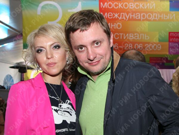 Артем Михалков с супругой Дарьей на вечеринке в честь открытия 31-го ММКФ в Нескучном саду