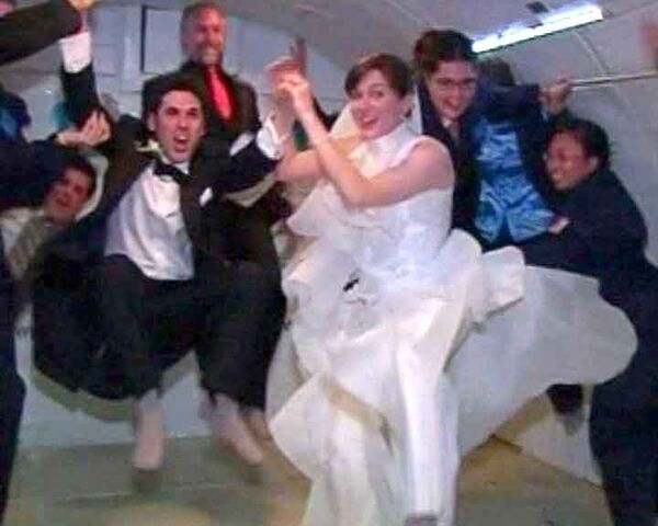 Американцы сыграли первую в мире свадьбу в невесомости