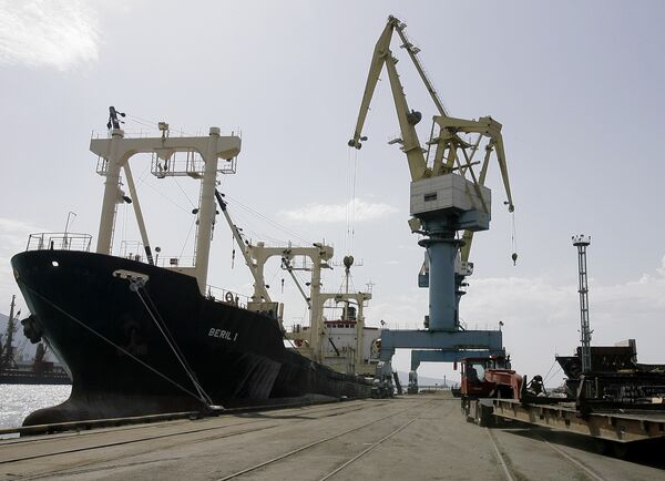 Один из крупнейших портов Приморья начал сокращения работников