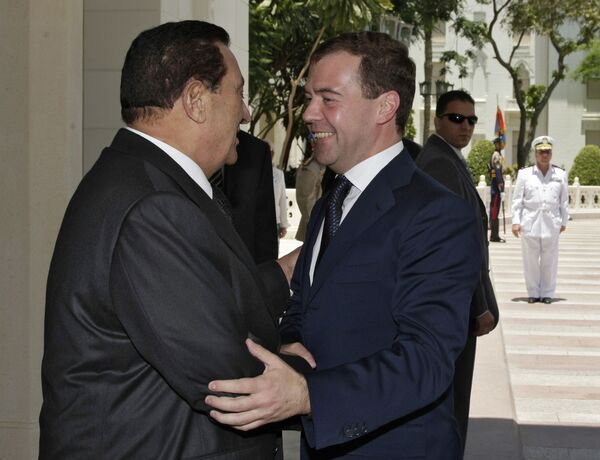 Дмитрий Медведев и Хосни Мубарак во время официальной церемонии встречи в Каире
