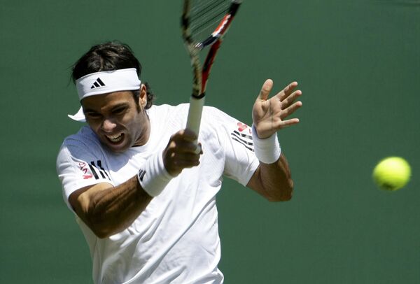 Чилийский теннисист Фернандо Гонсалес в матче против Теймураза Габашвили на Уимблдоне
