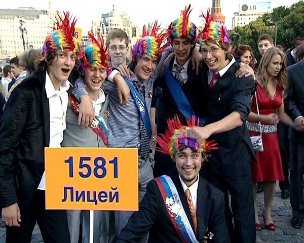 Московские школьники впервые отметили выпускной на Красной площади