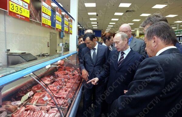 Премьер-министр РФ Владимир Путин в супермаркете Перекресток