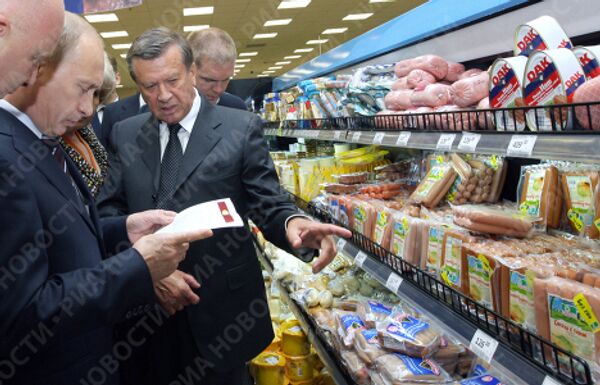Премьер-министр РФ Владимир Путин в супермаркете Перекресток