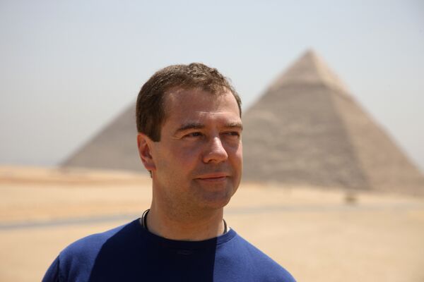 Президент России Дмитрий Медведев осмотрел пирамиды Гизы