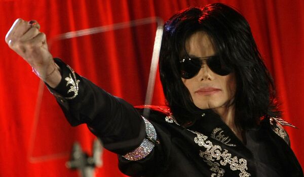 Майкл Джексон во время пресс-конференции в Лондоне