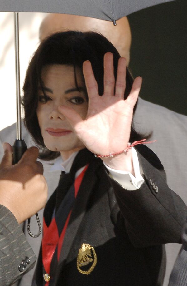 Майкл Джексон возле суда в городе Санта-Барбара