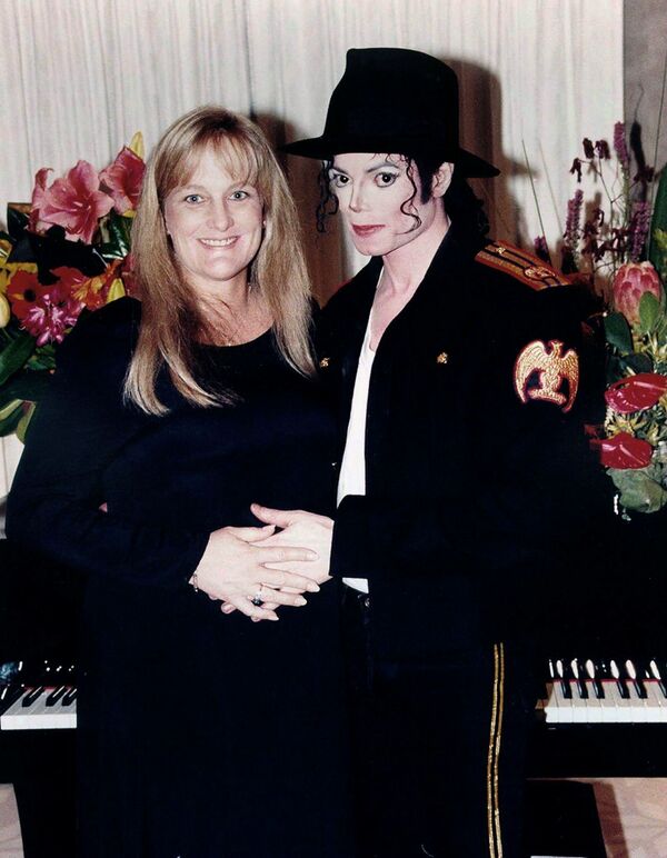 Майкл Джексон с женой Дебби Роу