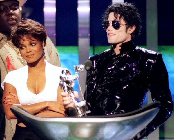Майкл Джексон со своей сестрой Джанет Джексон на церемонии вручения премий MTV Video Music Awards