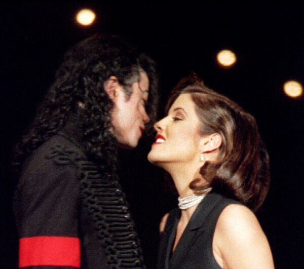 Майкл Джексон и Лайза Мария Пресли во время вручения премий MTV Video Music Awards в Нью-Йорке