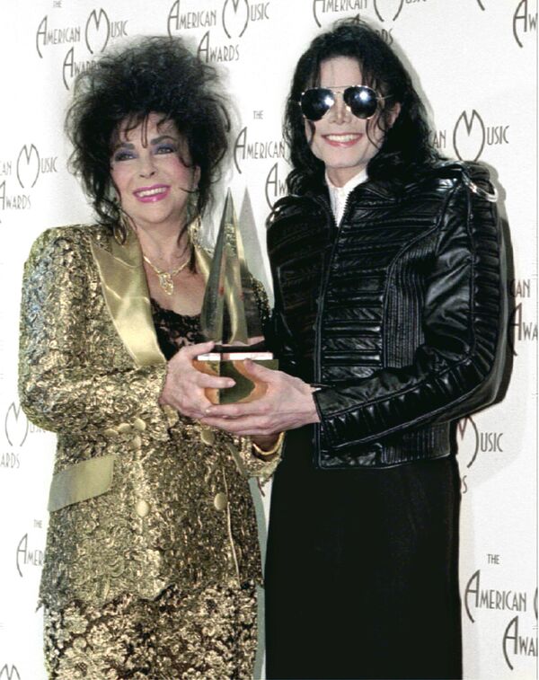 Майкл Джексон и Элизабет Тейлор на церемонии вручения премий Music Award 