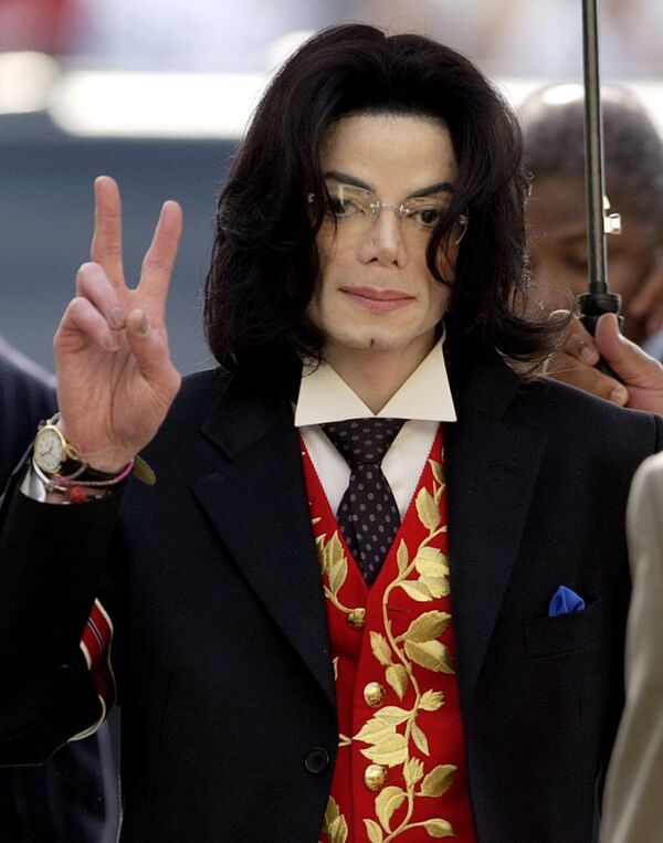 Майкл Джексон у здания суда города Санта-Барбара
