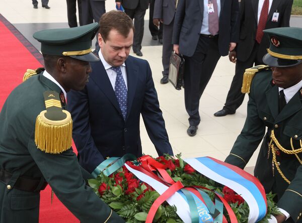 Президент РФ Д.Медведев возложил цветы к памятнику первому Президенту Анголы