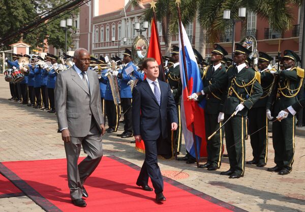 Д.Медведев на церемонии официальной встречи президентом Анголы Жозе Эдуарду душ Сантушем