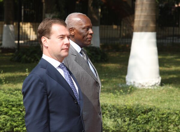 Д.Медведев на церемонии официальной встречи президентом Анголы Жозе Эдуарду душ Сантушем