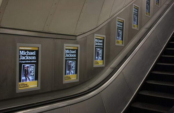 Афиши газет с известием о смерти Майкла Джексона в лондонском метро