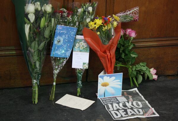Лондонцы приносят цветы к театру, где идет мюзикл о Майкле Джексоне