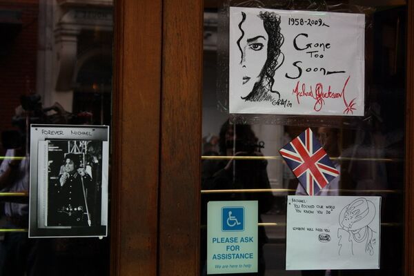 Лондонцы приносят открытки к театру, где идет мюзикл о Майкле Джексоне