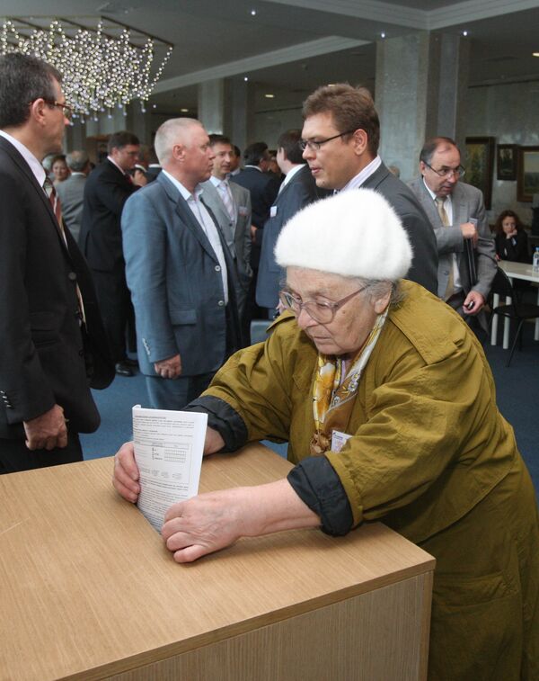 Граждане голосуют в офисе ОАО Газпром