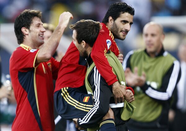 Даниэль Гуиса (в центре) с партнерами по сборной Испании празднует гол в ворота сборной ЮАР в матче за третье место на Кубке Конфедераций 