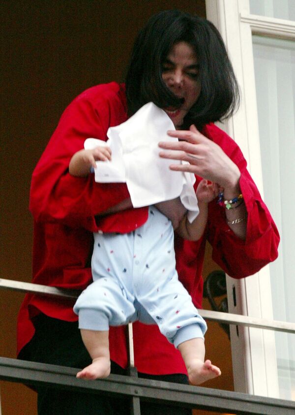 Майкл Джексон с ребенком в одном из отелей Берлина