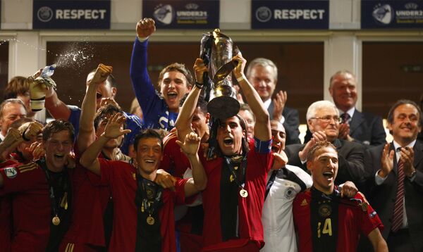 Молодежная сборная Германии празднует победу в чемпионате Европы по футболу