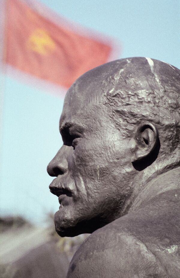Памятник Ленину в Чернигове облили краской