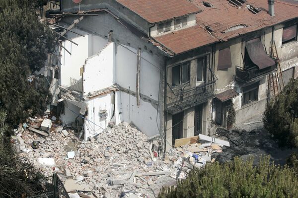 Разрушенные дома рядом с местом взрыва газовых цистерн на вокзале города Виареджо в Италии