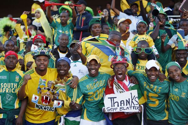 Болельщики сборной ЮАР во время матча  за третье место Кубка Конфедераций ЮАР - Испания