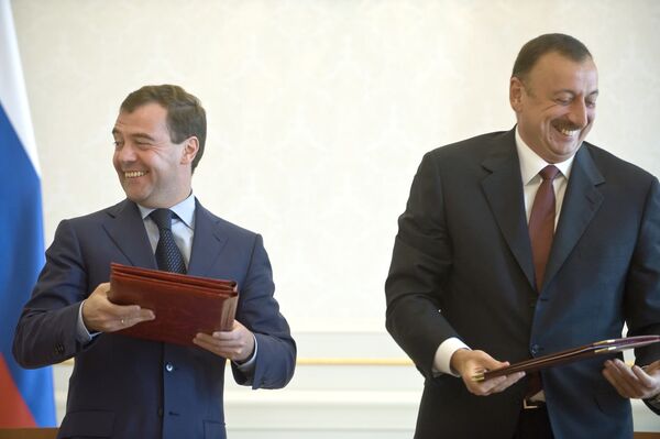 Президенты России и Азербайджана Дмитрий Медведев и Ильхам Алиев. Архив