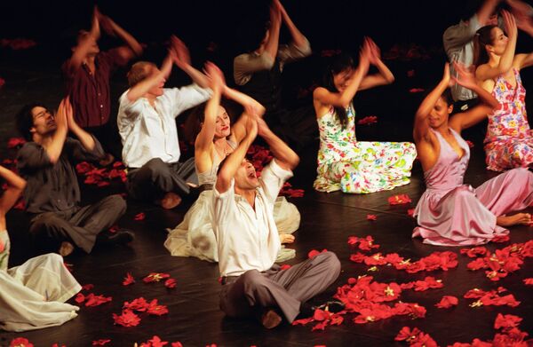 Артисты танцевальной труппы Пины Бауш во время спектакля Мойщик окон
