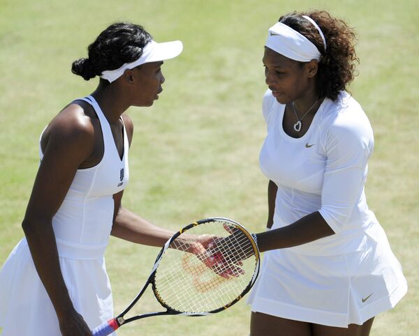 Американские теннисистки - сестры Винус (слева) и Серена Уильямс