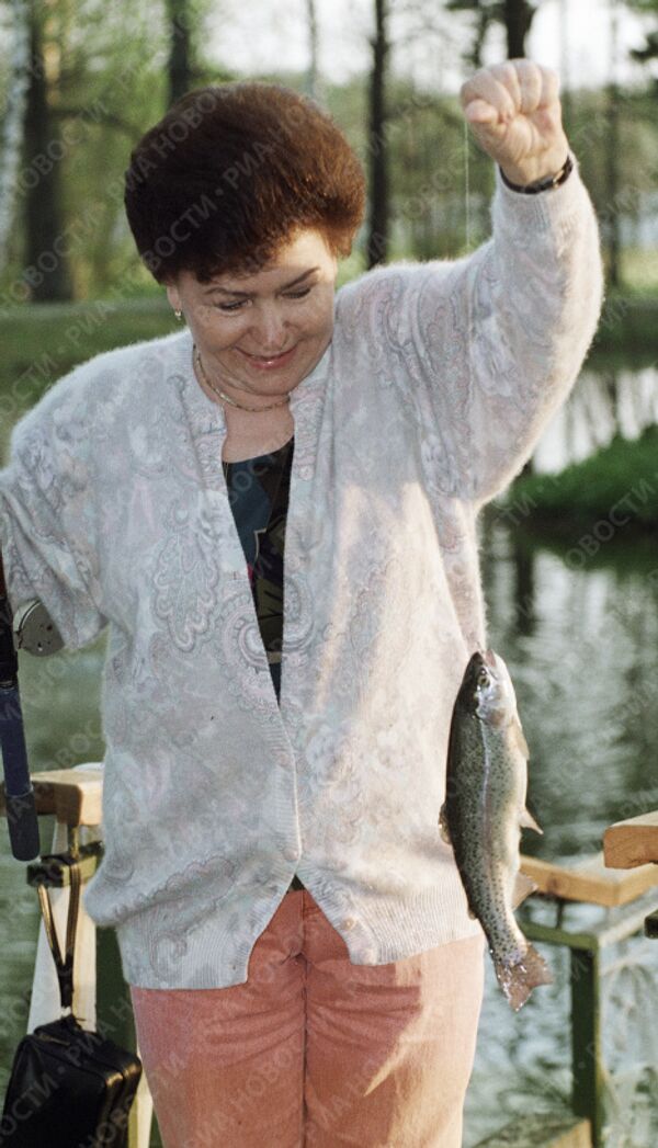 Супруга Президента РФ Наина Ельцина ловит рыбу на отдыхе