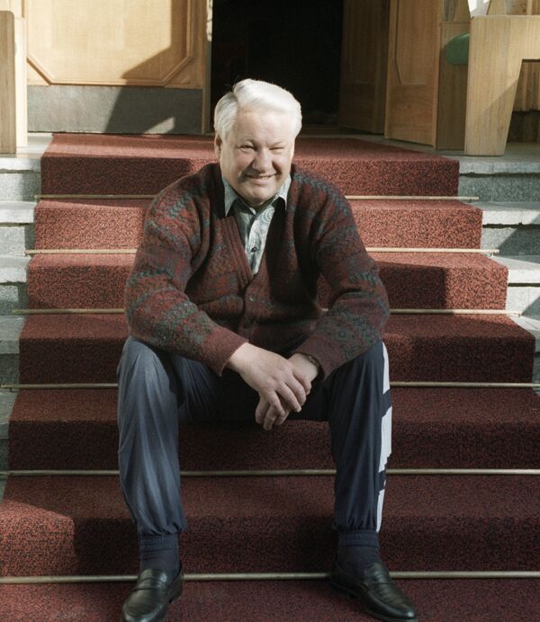 Президент РФ Б. Ельцин сидит на крыльце